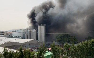 Χάος στην Κηφισιά από την έκρηξη – Κλείνουν δρόμοι γύρω από το εργοστάσιο 