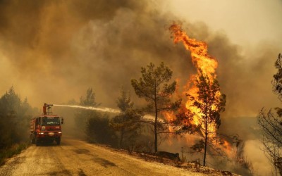 Φωτιά στα Γλυκά Νερά - Οι δρόμοι που έχει κλείσει η Αστυνομία