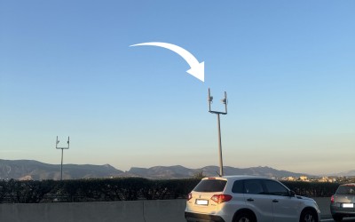 Τι είναι αυτές οι κολώνες με τα λέιζερ στην εθνική οδό Αθηνών-Πατρών; 