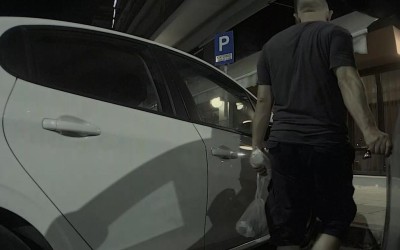 Ελλάδα: Tesla τσάκωσε άντρα να χαράσσει το αυτοκίνητο με κλειδί 