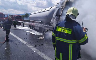 Έκτακτο: Έκλεισε η εθνική οδός – Τούμπαρε φορτηγό με υγραέριο 