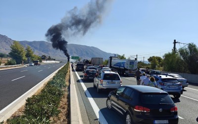 Ανατροπή βυτιοφόρου στην εθνική οδό – Έκλεισε η Αθηνών-Κορίνθου 
