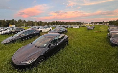 Πως κατέληξαν εκατοντάδες ολοκαίνουργια Tesla παρατημένα σε ένα χωράφι; 