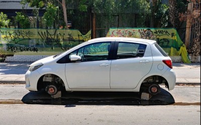 Γλυφάδα: Σπείρα κλέβει ζαντολάστιχα από αυτοκίνητα – Τρίτο θύμα σε λίγες μέρες