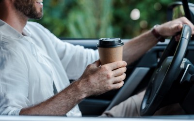 Πρόστιμο 100 ευρώ για έναν καφέ στο αυτοκίνητο; Ισχύει τέτοιος νόμος στην Ελλάδα 