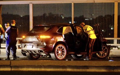 Porsche έσπασε τις μπάρες στην Αττική Οδό – Τι είχε η μαξιλαροθήκη στο κάθισμα; 