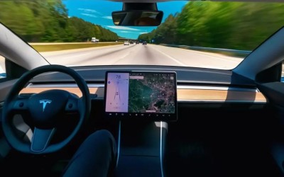 Η αστυνομία σταμάτησε οδηγό που κοιμόταν σε Tesla - Βρήκε ναρκωτικά αξίας 100.000 δολαρίων