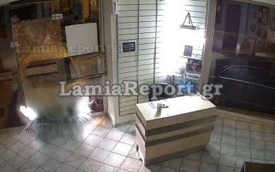 Αυτοκίνητο στούκαρε σε γραφείο κηδειών στη Λαμία – δείτε το video 
