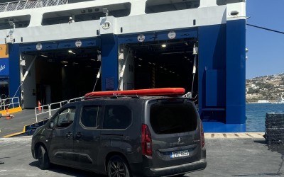 Μπήκαμε σε 3 πλοία με ηλεκτρικό αυτοκίνητο – Σε πόσα μας έλεγξαν; 