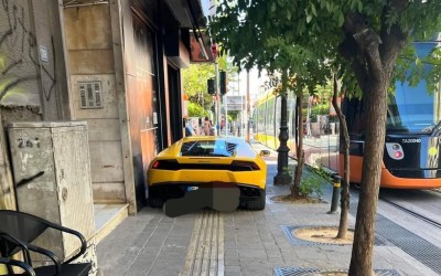 Lamborghini πάρκαρε σε πεζοδρόμιο στον Πειραιά – Δεν μπορούσαν να περάσουν τυφλοί και καρότσια 