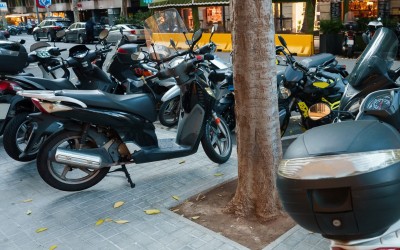 Είναι νόμιμο το παρκάρισμα των μοτοσικλετών στο πεζοδρόμιο; 