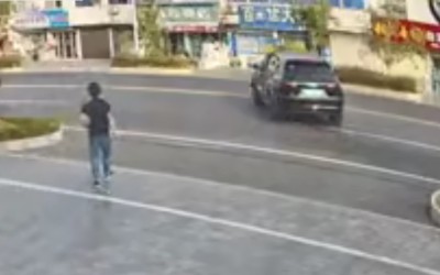 Άφησε το αυτοκίνητο να παρκάρει αυτόνομα - Αυτό αποφάσισε να φύγει (video)