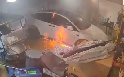 Η στιγμή που το Tesla παίρνει φωτιά – Είχε πλημμυρίσει το γκαράζ (video)