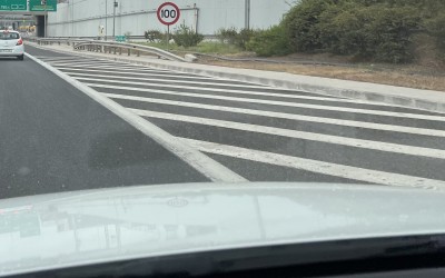Γιατί υπάρχουν αυτές οι λευκές γραμμές στον δρόμο; Τι σημαίνουν στην Ελλάδα  