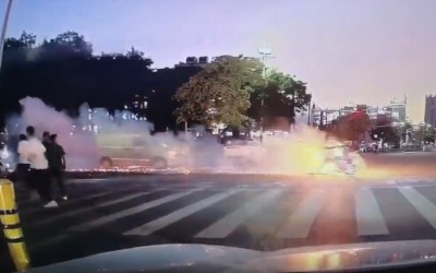 Ηλεκτρικό σκούτερ σκάει σαν δυναμίτης σε διασταύρωση – Εγκαύματα για τον οδηγό (video) 