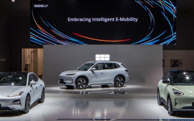 Είναι επίσημο: Η Geely έρχεται Ελλάδα – Αυτό είναι το πρώτο αυτοκίνητο 