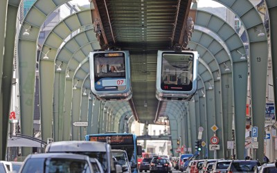 Το «κρεμαστό» τρένο της Γερμανίας που περνά πάνω από τα αυτοκίνητα