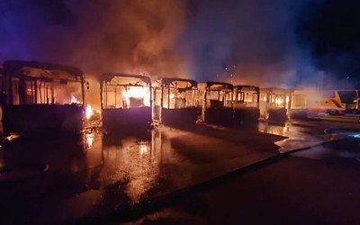 9 ηλεκτρικά λεωφορεία έγιναν στάχτη – Μέσα στο αμαξοστάσιο 