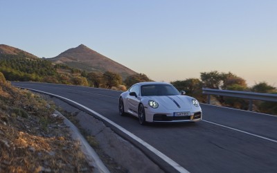 Αποκλειστικά με χειροκίνητο σασμάν η νέα Porsche 911 Carrera T 