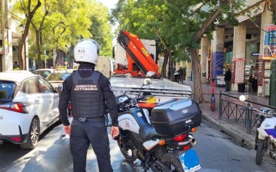 Μεγάλο ντου στο κέντρο της Αθήνας – Σηκώνουν τις μηχανές από τα πεζοδρόμια 