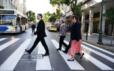 Ο Δήμαρχος Αθήνας σε πόζα Beatles – Τι θέλει να δείξει 