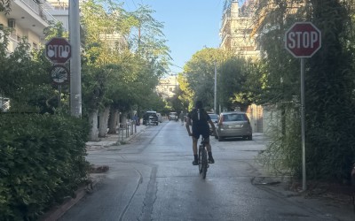 Επιτρέπεται ένας ποδηλάτης να κινείται στη μέση του δρόμου; Τι λέει ο νόμος