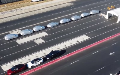 Τα κρυμμένα μυστικά της Tesla – Πολλά καλυμμένα αυτοκίνητα στο εργοστάσιό της