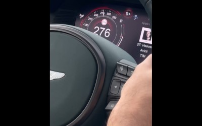 Ο Τσιτσιπάς οδηγεί με 276 km/h – Με ποιο αυτοκίνητο και σε ποιον δρόμο (video)