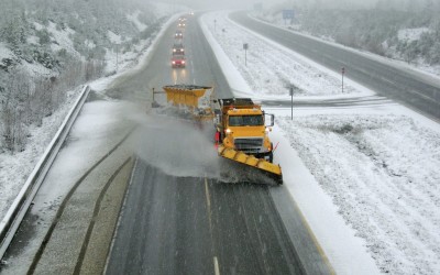Ελλάδα: Ο δρόμος των 202 km με τα 36 εκχιονιστικά και τους 1.500 τόνους αλάτι 
