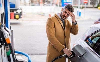 Πόσες μέρες δουλεύεις για να πληρώσεις τη βενζίνη; Αξίζει;