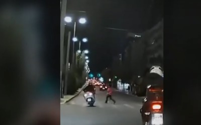 Video Σοκ – Η στιγμή που σκούτερ παρασύρει γυναίκα στη λεωφόρο Αλεξάνδρας 