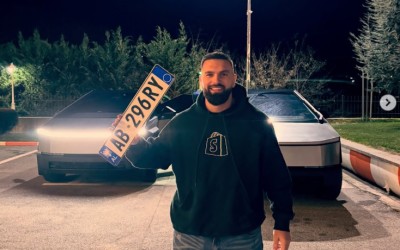 To «απαγορευμένο» Tesla Cybertruck με αλβανικές πινακίδες - Σε ποιον ανήκει;