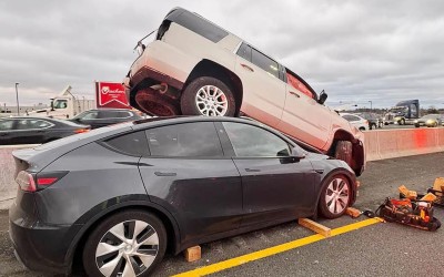 SUV 2,5 τόνων καβάλησε Tesla και δεν έσπασε ούτε το τζάμι