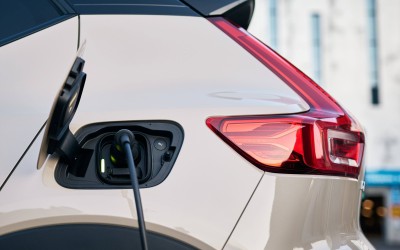 Ελλάδα: Ποια εταιρεία αγόρασε τα μισά ηλεκτροκίνητα αυτοκίνητα του 2024;