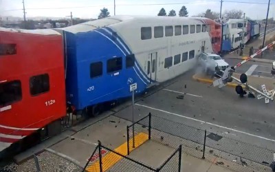 Βίντεο που σοκάρει – Οδηγός βγαίνει από το SUV δευτερόλεπτα πριν συγκρουστεί με το τρένο 