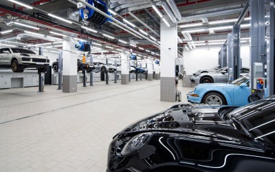 Το μεγαλύτερο συνεργείο αυτοκινήτων Porsche στον κόσμο - Έχει 11 ορόφους και γκολφ! 