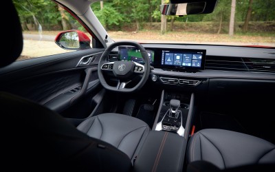 Νέο οικογενειακό MG SUV με 339 PS που καίει 0,86 ευρώ βενζίνη ανά 100 km – Τιμή στην Ελλάδα