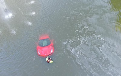 Οδηγός έκανε μήνυση στη Ferrari – Χάλασαν τα φρένα και έπεσε σε λίμνη 