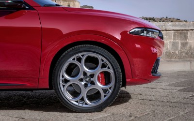 Η νέα Alfa Romeo που αγόρασαν 100.000 οδηγοί – Την σχεδίασε Έλληνας 