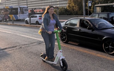 Σε πατίνι και χωρίς κράνος η Ζωή Κωνσταντοπούλου – Τι λέει ο νόμος 