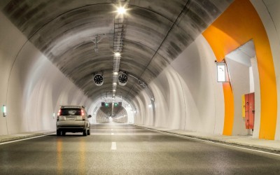 Τι είναι αυτά τα κουτιά που έβαλαν στη σήραγγα Παναγοπούλας στην εθνική Αθηνών-Πατρών; 