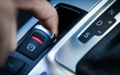 Τι θα συμβεί αν τραβήξεις το ηλεκτρονικό χειρόφρενο εν κινήσει; 