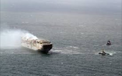 Καράβι με 3.000 αυτοκίνητα πήρε φωτιά στη μέση του Ωκεανού 