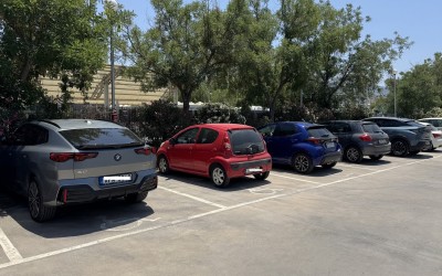 Απίθανοι Έλληνες – Πάρκαραν σε όλες τις θέσεις ΑμεΑ έξω από το Μετρό για τη σκιά! 