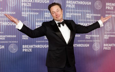 Η Tesla δίνει Γη και Ύδωρ στον Elon Musk – Αστρονομικό ποσό 