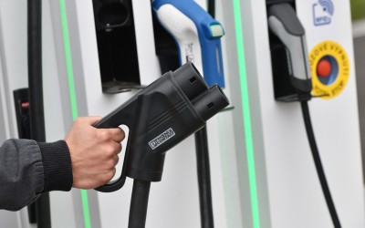 Φόρτιση ηλεκτρικού σε χρόνους βενζίνης – Πού συμβαίνει ήδη