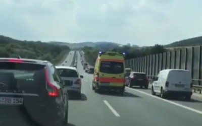 To video από τη Γερμανία - Αφήνουν χώρο στη μέση για το ασθενοφόρο ενώ υπάρχει ΛΕΑ 