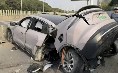 Κινεζικό ηλεκτρικό SUV κόπηκε στη μέση – Η μπαταρία δεν έβγαλε ούτε καπνό 
