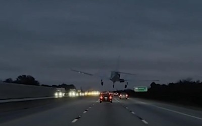 Συγκλονιστικό video: Αεροπλάνο προσγειώθηκε πάνω σε αυτοκίνητο στην εθνική οδό
