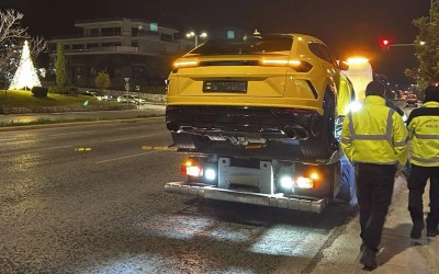 Αττική: Οδηγός παράτησε τη Lamborghini μέσα στον δρόμο – Τι ήθελε να γλυτώσει;